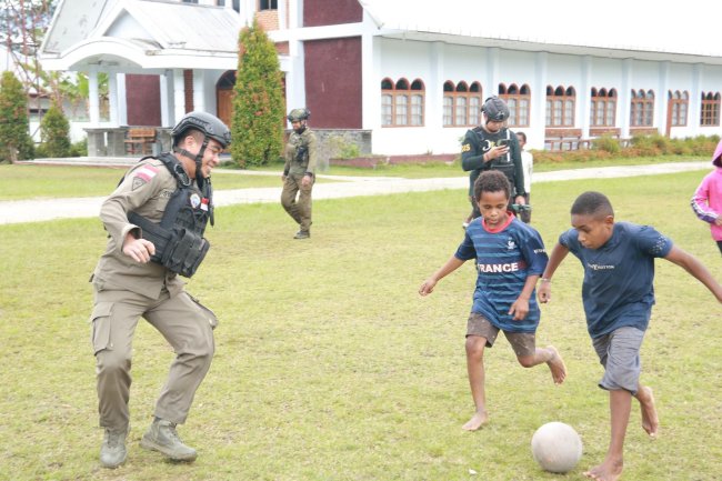 Wujudkan Keamanan dan Kedekatan dengan Masyarakat, Satgas Ops Damai Cartenz Gelar Patroli dan Kegiatan Humanis di Distrik Pugima Wujudkan Keamanan dan Kedekatan dengan Masyarakat, Satgas Ops Damai Cartenz Gelar Patroli dan Kegiatan Humanis di Distrik Pugima