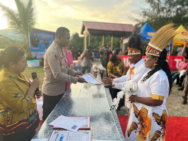Jelang Hari Bhayangkara ke-79, Polresta Jayapura Gelar Nikah Massal Diikuti oleh 21 Pasangan Jelang Hari Bhayangkara ke-79, Polresta Jayapura Gelar Nikah Massal Diikuti oleh 21 Pasangan 