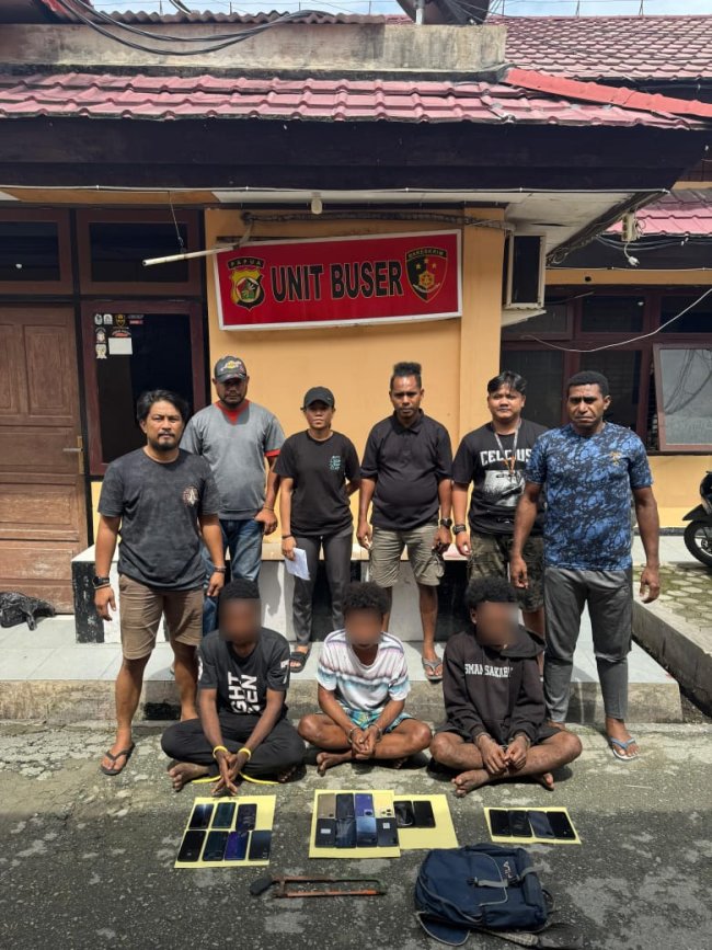 Satreskrim Polres Jayapura Ungkap Kasus Pencurian Puluhan Unit HP di Konter Berlian Cell Satreskrim Polres Jayapura Ungkap Kasus Pencurian Puluhan Unit HP di Konter Berlian Cell