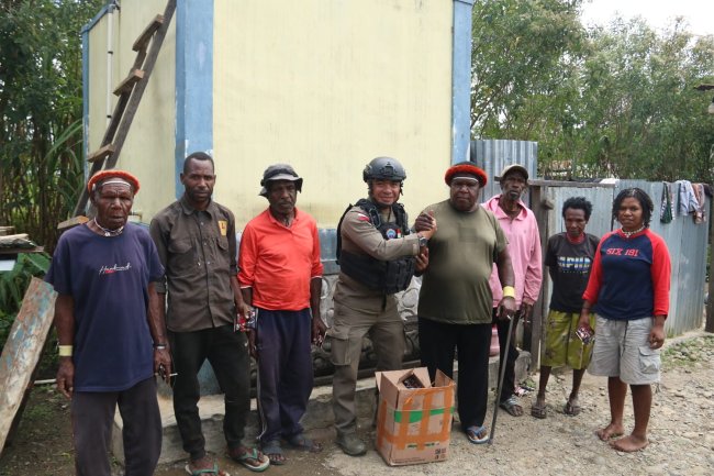 Satgas Operasi Damai Cartenz Gelar Kegiatan Humanis dan Bagikan Sembako di Desa Lantipo, Wamena Satgas Operasi Damai Cartenz Gelar Kegiatan Humanis dan Bagikan Sembako di Desa Lantipo, Wamena