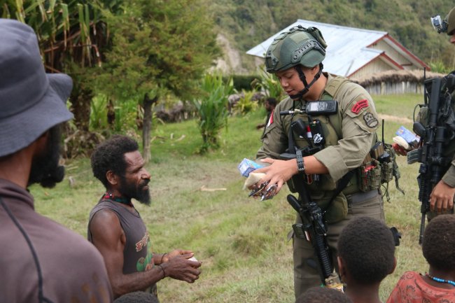 Patroli Humanis dan Layanan Kesehatan Satgas Ops Damai Cartenz Warnai Kondusivitas di Wamena Patroli Humanis dan Layanan Kesehatan Satgas Ops Damai Cartenz Warnai Kondusivitas di Wamena