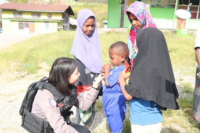 Warga Jayawijaya Sambut Hangat Kehadiran Operasi Damai Cartenz