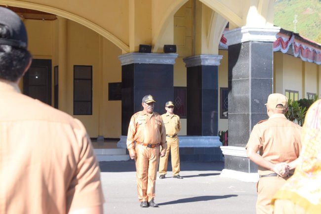 Plh Sekda Puncak Jaya Pimpin Apel Pagi, Tegaskan Komitmen ASN Jalankan Tugas Plh Sekda Puncak Jaya Pimpin Apel Pagi, Tegaskan Komitmen ASN Jalankan Tugas