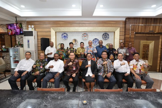 Usai Dilantik jadi Pj Gubernur Papua, Agus Fatoni Tancap Gas Kumpulkan Kepala OPD Usai Dilantik jadi Pj Gubernur Papua, Agus Fatoni Tancap Gas Kumpulkan Kepala OPD