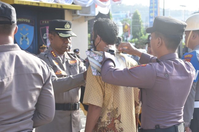 2 Personil Polresta Jayapura Diberhentikan dengan Tidak Hormat 2 Personil Polresta Jayapura Diberhentikan dengan Tidak Hormat 