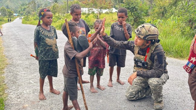 Sentuhan Humanis Satgas Damai Cartenz untuk Anak-anak di Puncak Jaya Sentuhan Humanis Satgas Damai Cartenz untuk Anak-anak di Puncak Jaya