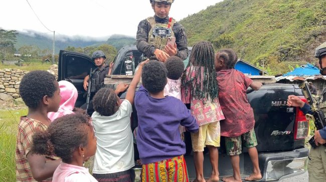 Personel Ops Damai Cartenz Sambangi Anak-anak di Puncak Jaya Personel Ops Damai Cartenz Sambangi Anak-anak di Puncak Jaya