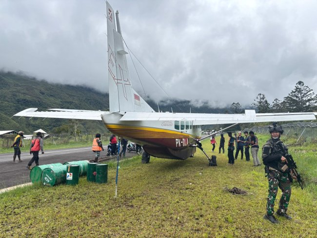 Pesawat Alda Air Alami Pecah Ban saat Landing di Bandara Mulia Puncak Jaya Pesawat Alda Air Alami Pecah Ban saat Landing di Bandara Mulia Puncak Jaya