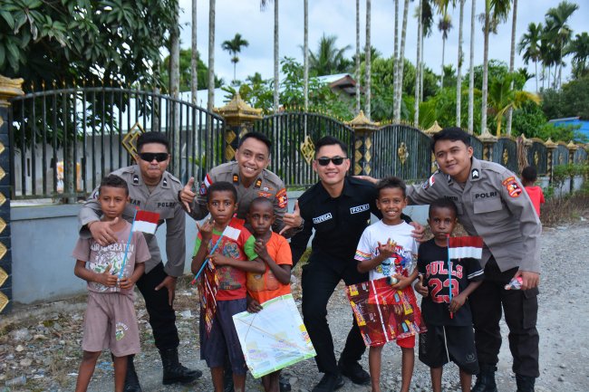 Satgas Ops Damai Cartenz Berbagi Keceriaan Bersama Anak-anak di Mimika Satgas Ops Damai Cartenz Berbagi Keceriaan Bersama Anak-anak di Mimika