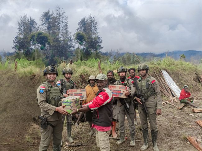 Satgas Ops Damai Cartenz 2025 Gelar Patroli dan Bagi Sembako di Distrik Omukia, Puncak Papua Tengah Satgas Ops Damai Cartenz 2025 Gelar Patroli dan Bagi Sembako di Distrik Omukia, Puncak Papua Tengah