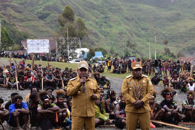 Kembali Menyapa Rakyat, Yuni Wonda - Mus Kogoya Disambut Sukacita Masyarakat Puncak Jaya Kembali Menyapa Rakyat, Yuni Wonda - Mus Kogoya Disambut Sukacita Masyarakat Puncak Jaya
