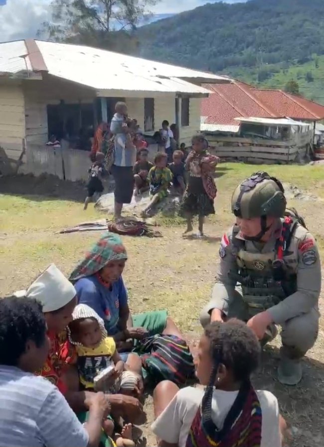 Satgas Ops Damai Cartenz Hadirkan Rasa Aman dan Kehangatan di Tengah Masyarakat Sinak Satgas Ops Damai Cartenz Hadirkan Rasa Aman dan Kehangatan di Tengah Masyarakat Sinak