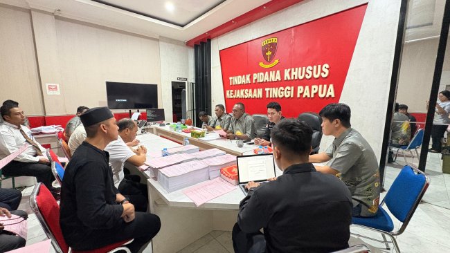 5 Tersangka Korupsi Airosport Mimika Diserahkan ke JPU Untuk Disidangkan 5 Tersangka Korupsi Airosport Mimika Diserahkan ke JPU Untuk Disidangkan