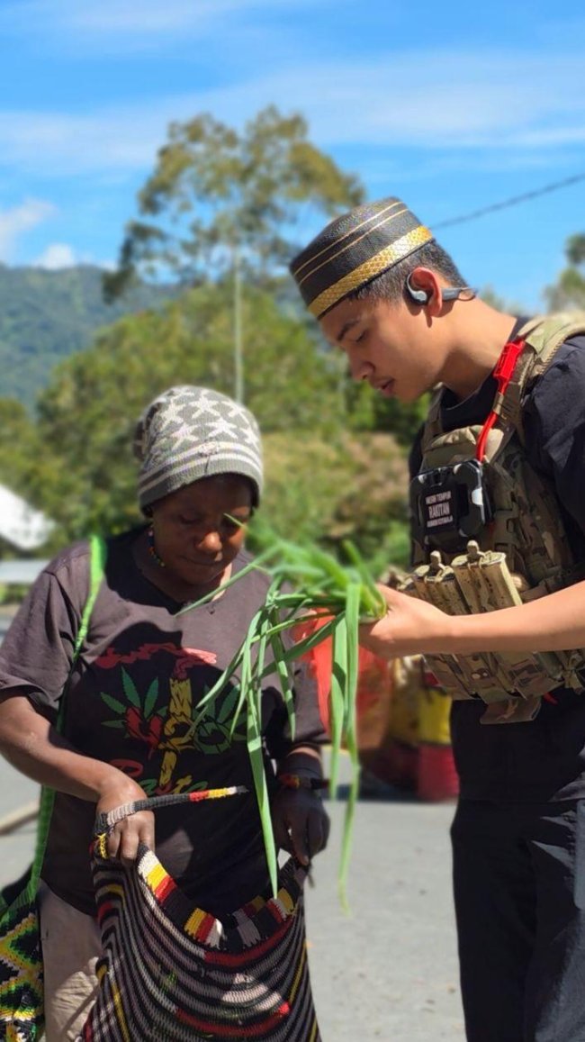 Satgas Operasi Damai Cartenz Sambangi Mama-mama di Distrik Kulirik, Puncak Jaya Satgas Operasi Damai Cartenz Sambangi Mama-mama di Distrik Kulirik, Puncak Jaya