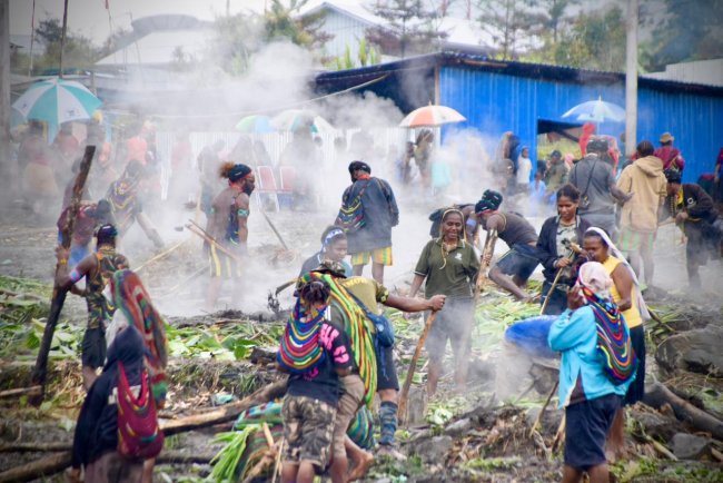 Ribuan Warga Hadiri Syukuran Pelantikan Bupati dan Wakil Bupati Puncak Jaya yang Digelar Meriah Ribuan Warga Hadiri Syukuran Pelantikan Bupati dan Wakil Bupati Puncak Jaya yang Digelar Meriah