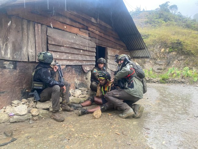 Male Telenggen KKB Puncak Jaya Ditangkap Satgas Damai Cartenz di Kampung Wuyuneri Male Telenggen KKB Puncak Jaya Ditangkap Satgas Damai Cartenz di Kampung Wuyuneri