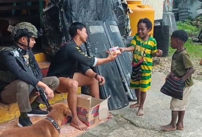Wujud Kepedulian, Satgas Ops Damai Cartenz Ajak Anak-anak di Paniai Berbagi Keceriaan Wujud Kepedulian, Satgas Ops Damai Cartenz Ajak Anak-anak di Paniai Berbagi Keceriaan