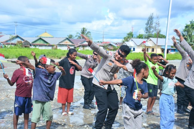 Simbol Damai dan Kasih Sayang, Satgas Ops Damai Cartenz Bermain Bersama Anak-Anak Mimika Simbol Damai dan Kasih Sayang, Satgas Ops Damai Cartenz Bermain Bersama Anak-Anak Mimika