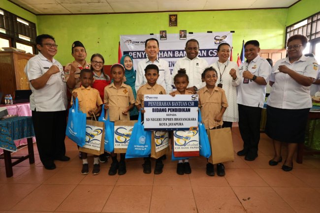 Peringati Hari Anak Nasional, Pj Gubernur Papua Gandeng CSR Beri Bantuan di Sejumlah Sekolah Peringati Hari Anak Nasional, Pj Gubernur Papua Gandeng CSR Beri Bantuan di Sejumlah Sekolah