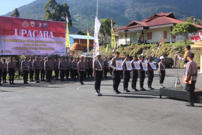 Terlibat Kasus Pidana dan Disersi, Lima Anggota Polres Puncak Jaya Diberhentikan dengan Tidak Hormat Terlibat Kasus Pidana dan Disersi, Lima Anggota Polres Puncak Jaya Diberhentikan dengan Tidak Hormat