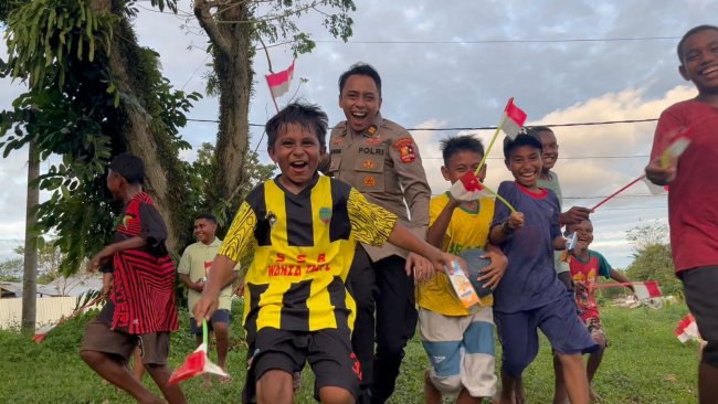 Satgas Ops Damai Cartenz Bangun Kedekatan Lewat Bermain Sepak Bola Bersama Anak-Anak Mimika Satgas Ops Damai Cartenz Bangun Kedekatan Lewat Bermain Sepak Bola Bersama Anak-Anak Mimika