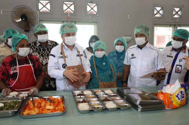 Pastikan MBG Berkualitas, Pj Gubernur Papua Agus Fatoni Tinjau SPPG di Kepulauan Yapen Pastikan MBG Berkualitas, Pj Gubernur Papua Agus Fatoni Tinjau SPPG di Kepulauan Yapen