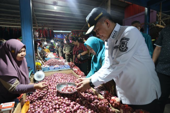 Pj Gubernur Papua Agus Fatoni Tinjau Pasar Aroro-Iroro Serui, Pastikan Harga Bapok Stabil