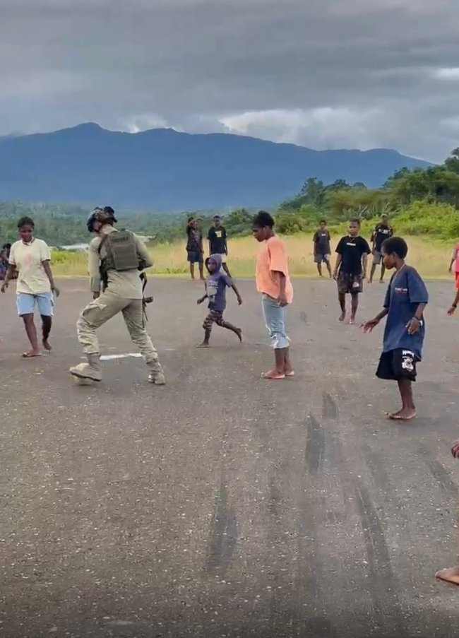 Satgas Ops Damai Cartenz Sambangi Kampung Apom Kiwirok, Salurkan Bantuan Bibit Tanaman dan Alat Tulis Satgas Ops Damai Cartenz Sambangi Kampung Apom Kiwirok, Salurkan Bantuan Bibit Tanaman dan Alat Tulis
