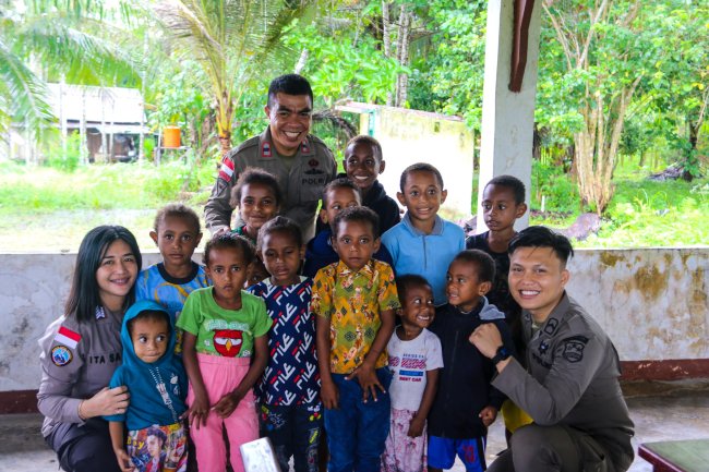 Satgas Ops Damai Cartenz Berbagi Bingkisan Makanan Ke Warga Kampung Ansudu, Sarmi, Papua