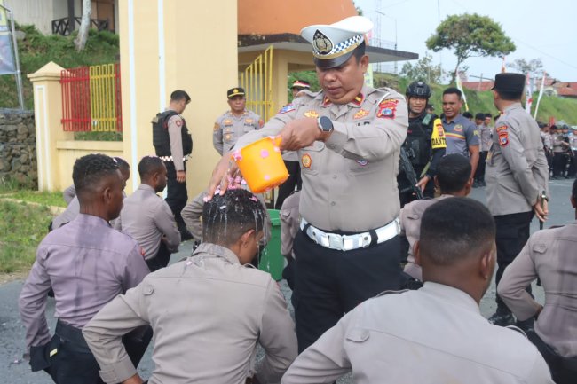 Kapolres Puncak Jaya Pimpin Acara Tradisi Penyambutan dan Penerimaan Bintara Remaja Angkatan 52 