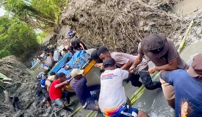 Cerita Personil Polres Mambra Lalui Medan Sulit, Demi Amankan Kotak Suara PSU Pilgub Papua