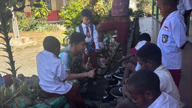 Satgas Damai Cartenz Dorong Semangat Belajar Anak-Anak di Puncak Jaya Satgas Damai Cartenz Dorong Semangat Belajar Anak-Anak di Puncak Jaya
