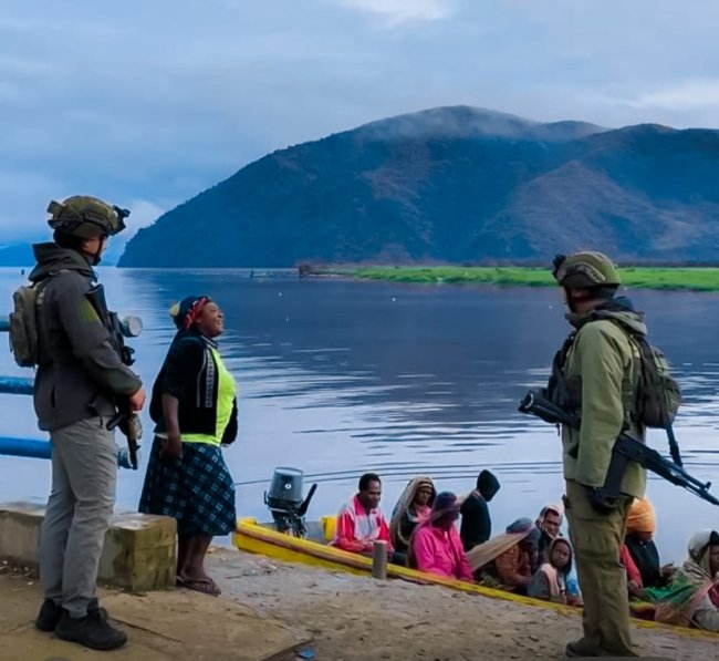 Satgas Ops Damai Cartenz lakukan patroli dialogis di Pelabuhan Aikai