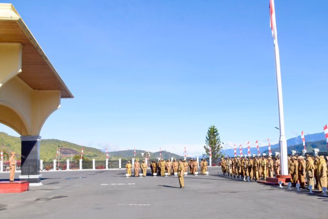 Plh Sekda Puncak Jaya Pimpin Apel Pagi, Tekankan Disiplin ASN dan Kesiapan Menyambut HUT ke-80 RI