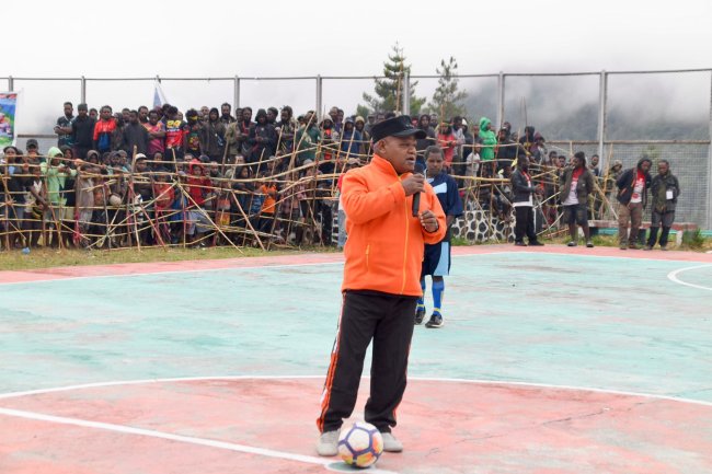 Semarak Hut Kemerdekaan, Bupati Puncak Jaya Buka Final Turnamen Futsal dengan Tendangan Kick Off