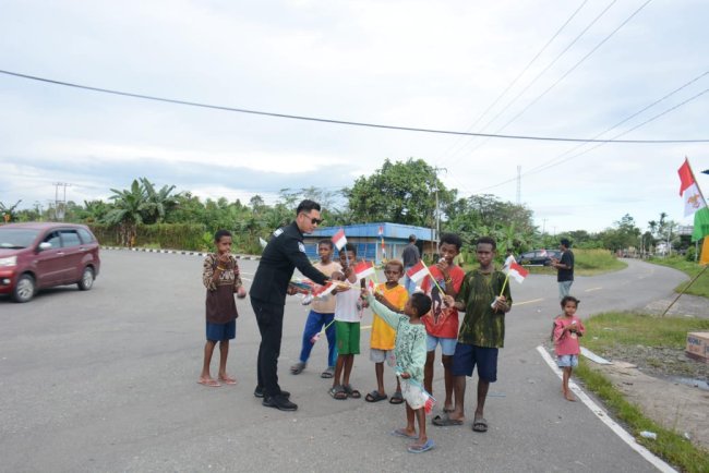 Memperingati HUT RI ke-80, Satgas Ops Damai Cartenz Ajak Anak-anak Iwaka Kenali Arti Kemerdekaan Memperingati HUT RI ke-80, Satgas Ops Damai Cartenz Ajak Anak-anak Iwaka Kenali Arti Kemerdekaan