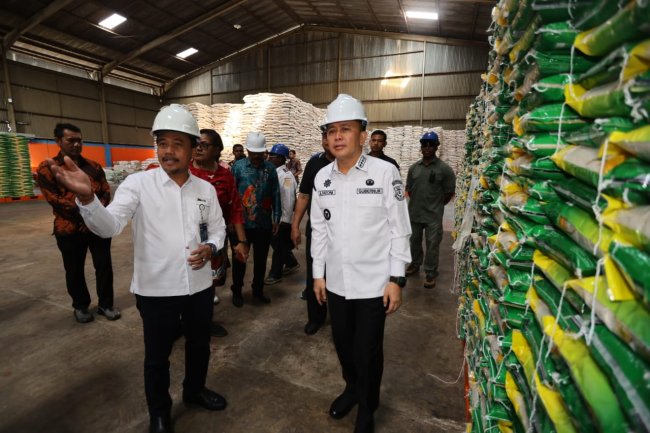 Pastikan Stok dan Harga Beras di Papua Stabil, Pj Gubernur Agus Fatoni Sidak Bulog dan Pasar Pastikan Stok dan Harga Beras di Papua Stabil, Pj Gubernur Agus Fatoni Sidak Bulog dan Pasar