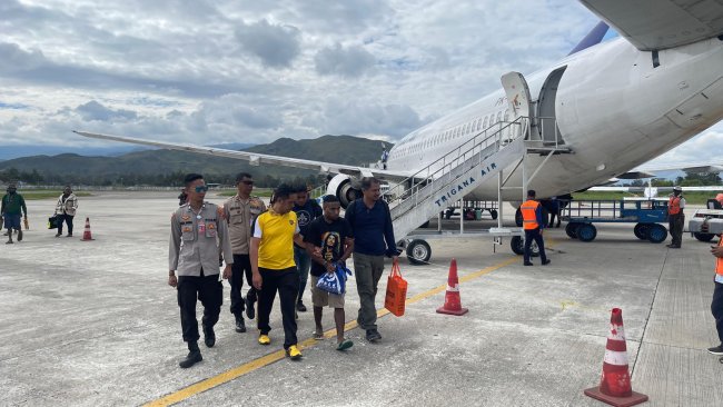 Pembunuh Supir di Wamena Diserahkan ke Kejaksaan, Satgas Ops Damai Cartenz Tegaskan Penegakan Hukum Terus Berjalan Pembunuh Supir di Wamena Diserahkan ke Kejaksaan, Satgas Ops Damai Cartenz Tegaskan Penegakan Hukum Terus Berjalan