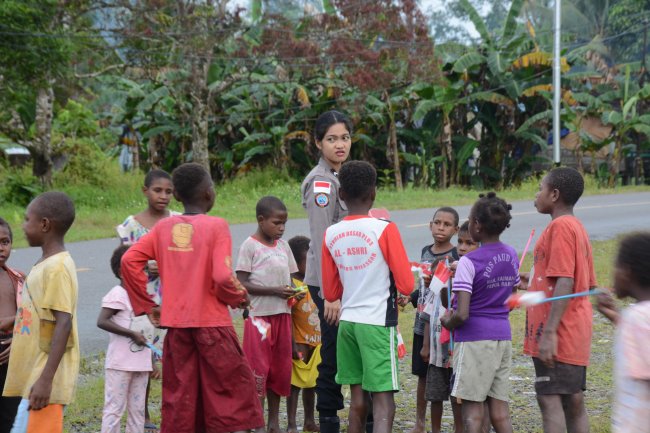 Satgas Ops Damai Cartenz Gelar Aksi Humanis Bersama Anak-Anak Pomako Satgas Ops Damai Cartenz Gelar Aksi Humanis Bersama Anak-Anak Pomako