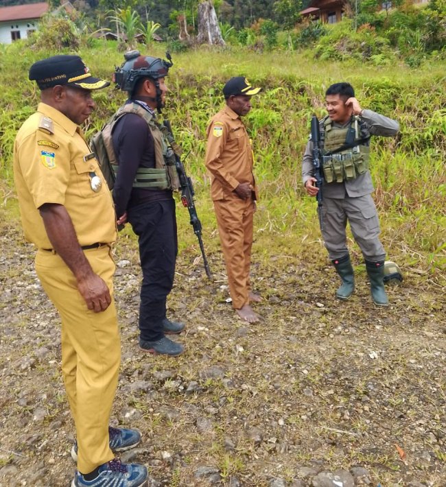 Ops Damai Cartenz Gelar Patroli dan Sambangi Warga di Distrik Okbape, Pegunungan Bintang