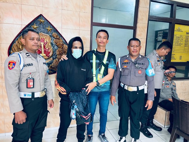 Penyerahan Tersangka dan Barang Bukti Ivan Kabak di Kejaksaan Negeri Jayawijaya Berjalan Lancar Penyerahan Tersangka dan Barang Bukti Ivan Kabak di Kejaksaan Negeri Jayawijaya Berjalan Lancar