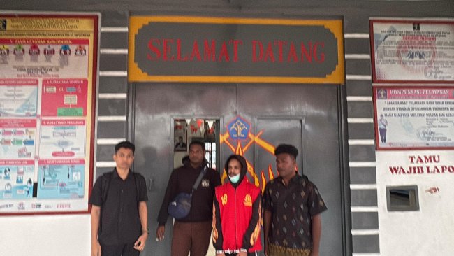 Tersangka dan Barang Bukti Ivan Kabak di Kejaksaan Negeri Jayawijaya Berjalan Lancar Tersangka dan Barang Bukti Ivan Kabak di Kejaksaan Negeri Jayawijaya Berjalan Lancar