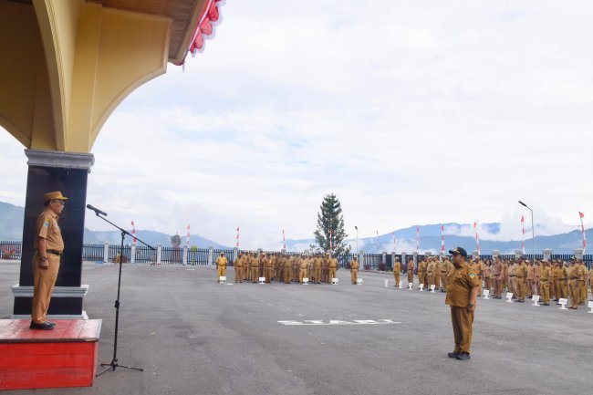 Apel Pagi Pemda Puncak Jaya: Risa Siswojo Tekankan Disiplin dan Apresiasi Kinerja OPD Apel Pagi Pemda Puncak Jaya: Risa Siswojo Tekankan Disiplin dan Apresiasi Kinerja OPD