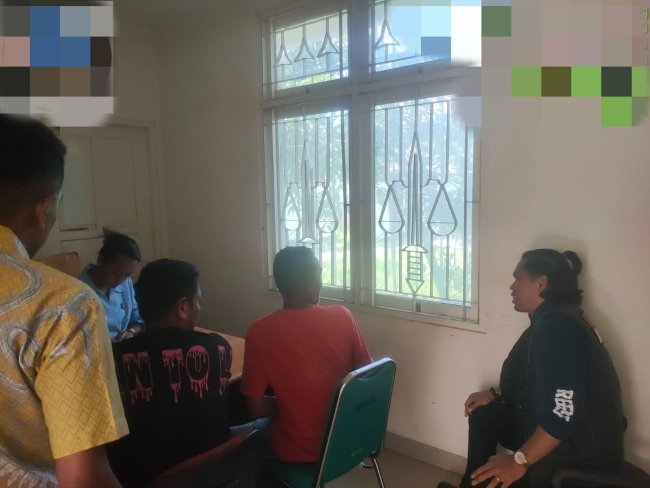 Satgas Damai Cartenz Serahkan Dua Tersangka Kasus Senjata Api Rakitan ke Kejari Jayawijaya Satgas Damai Cartenz Serahkan Dua Tersangka Kasus Senjata Api Rakitan ke Kejari Jayawijaya