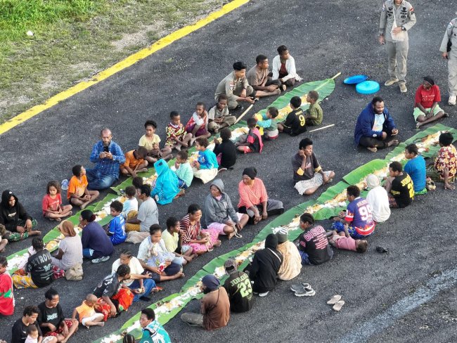 Satgas Damai Cartenz Bangun Keakraban Lewat Momen Makan Bersama Warga Kiwirok Satgas Damai Cartenz Bangun Keakraban Lewat Momen Makan Bersama Warga Kiwirok