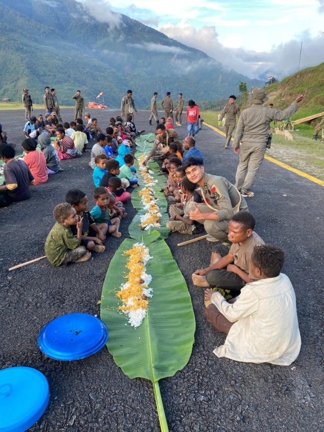 Bersama Warga Kiwirok, Satgas Damai Cartenz Tebar Pesan Kebahagiaan Lewat Kebersamaan Bersama Warga Kiwirok, Satgas Damai Cartenz Tebar Pesan Kebahagiaan Lewat Kebersamaan
