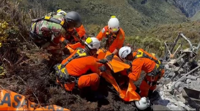 Tim SAR Gabungan Berhasil Evakuasi Empat Jenazah Jatuhnya Helikopter PK-IWS di Distrik Jila Timika  