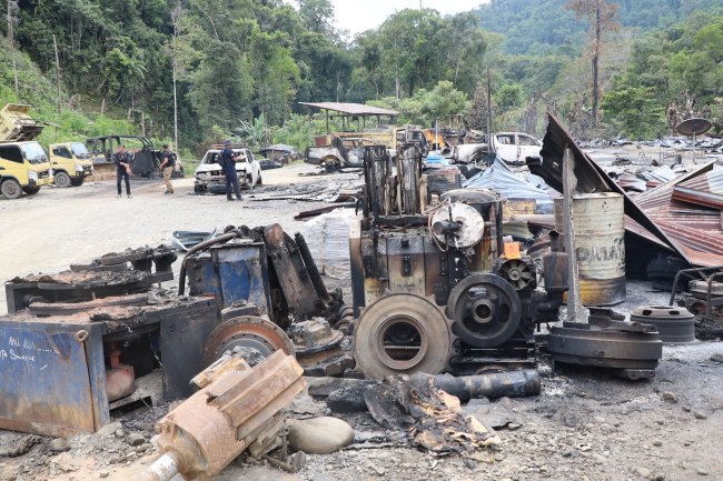 Polisi Olah TKP Lokasi Penganiayaan dan Pembakaran Kendaraan di Camp PT Paesa Elelim Yalimo Polisi Olah TKP Lokasi Penganiayaan dan Pembakaran Kendaraan di Camp PT Paesa Elelim Yalimo