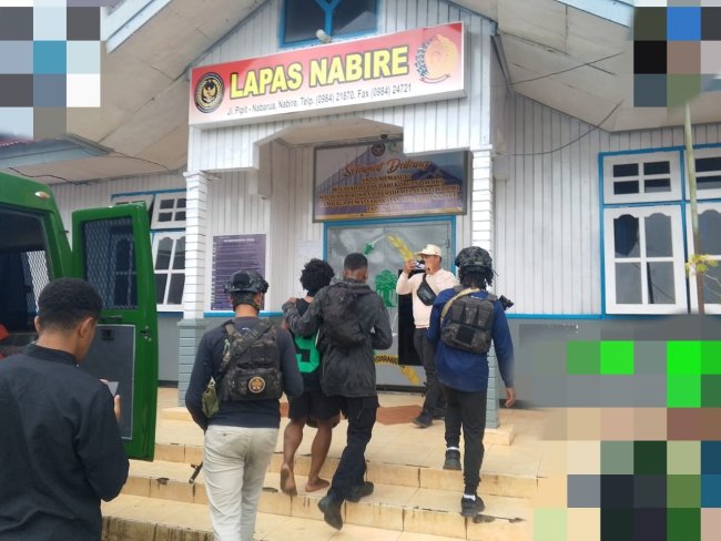 Satgas Ops Damai Cartenz Kawal Serah Terima Tersangka Anis Telenggen ke Kejaksaan Negeri Nabire