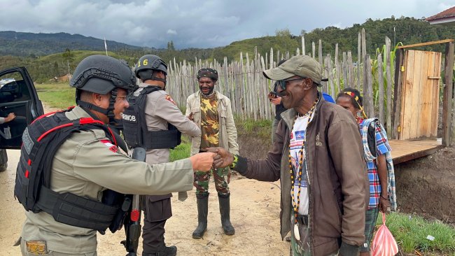 Patroli Gabungan Satgas Ops Damai Cartenz Bersama Polres Paniai Disambut Hangat Warga Bibida Patroli Gabungan Satgas Ops Damai Cartenz Bersama Polres Paniai Disambut Hangat Warga Bibida